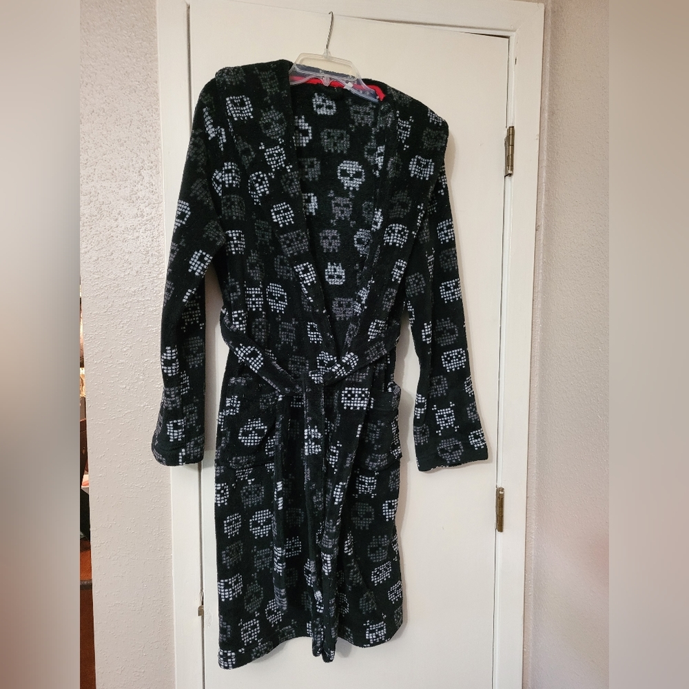 Youth robe for boys. Black with skulls. Size says 15-16 years.
